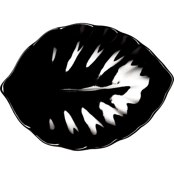 Черное блюдо «Кунстверк» в форме листа 