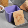Фиолетовый контейнер с бамбуковой крышкой «Вкусной жизни» (900 мл.) Фиолетовый контейнер с бамбуковой крышкой «Вкусной жизни» (900 мл.)