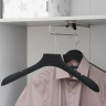 Черная вешалка для одежды с soft-touch покрытием