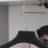Черная вешалка для одежды с soft-touch покрытием