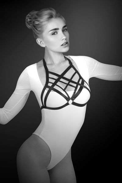 Черная упряжь на грудь Clara 