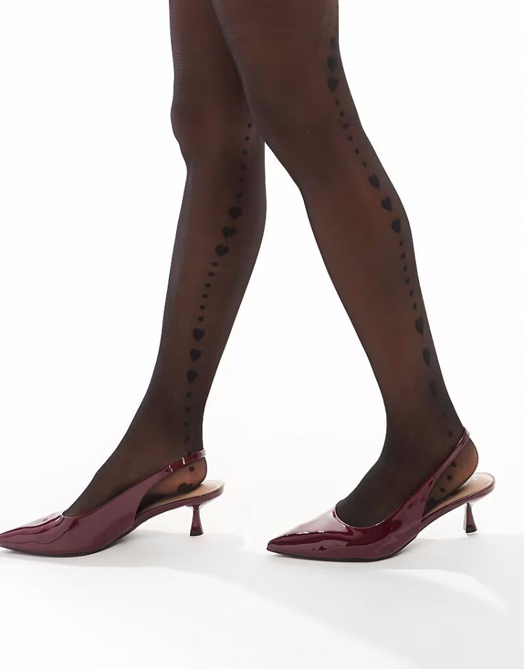 Женственные колготки со швом из сердечек 